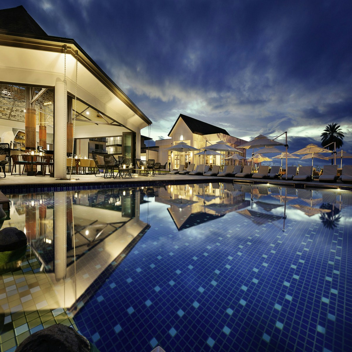 Bright resort pool stay near Miami Beach